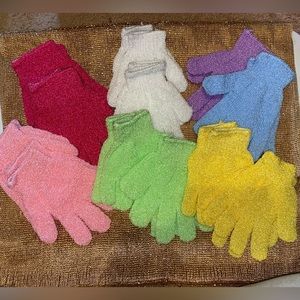 Exfoliating gloves in multiple colors